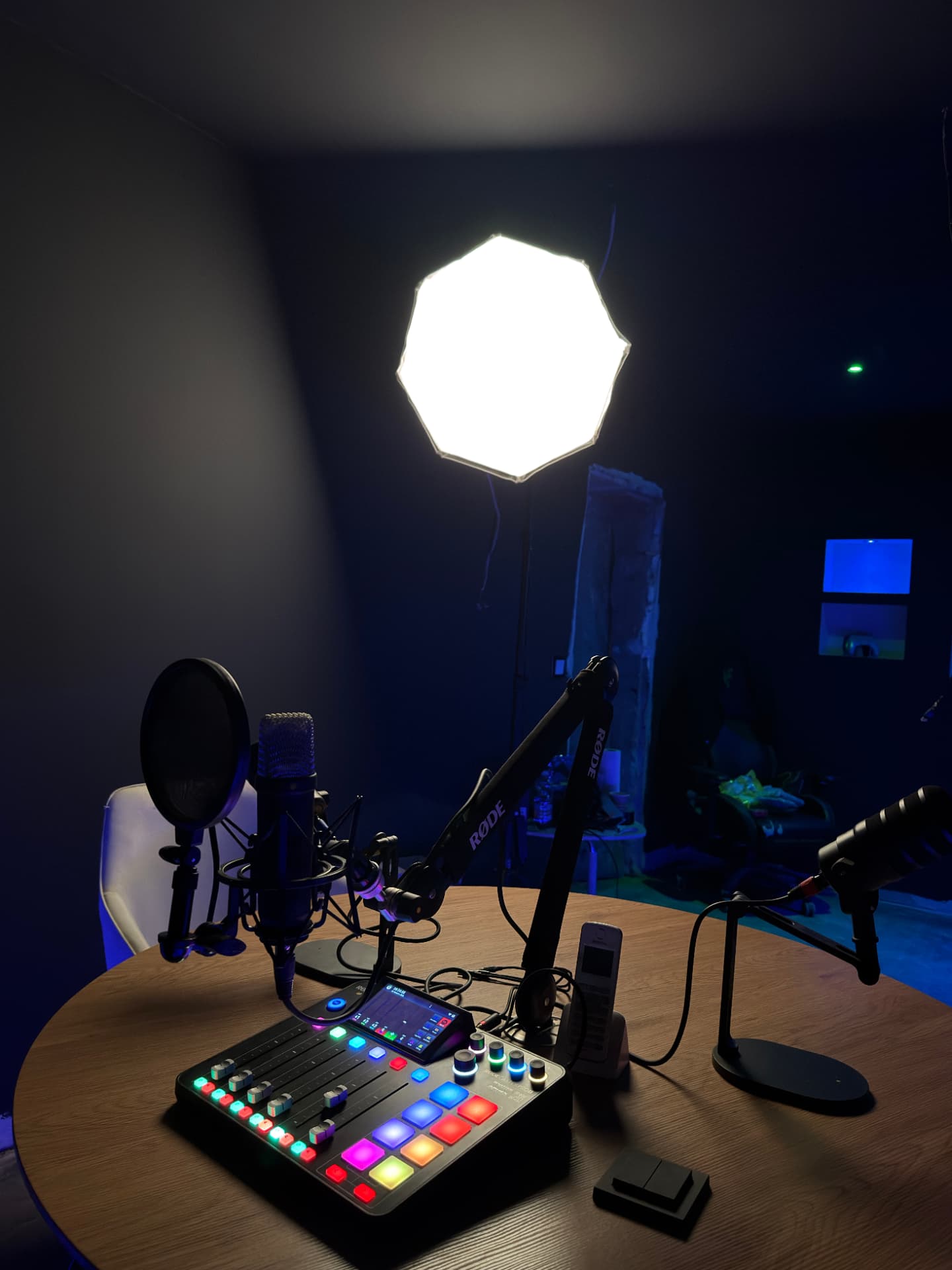 Podcast-Platz mit Mikrofon und Mischpult