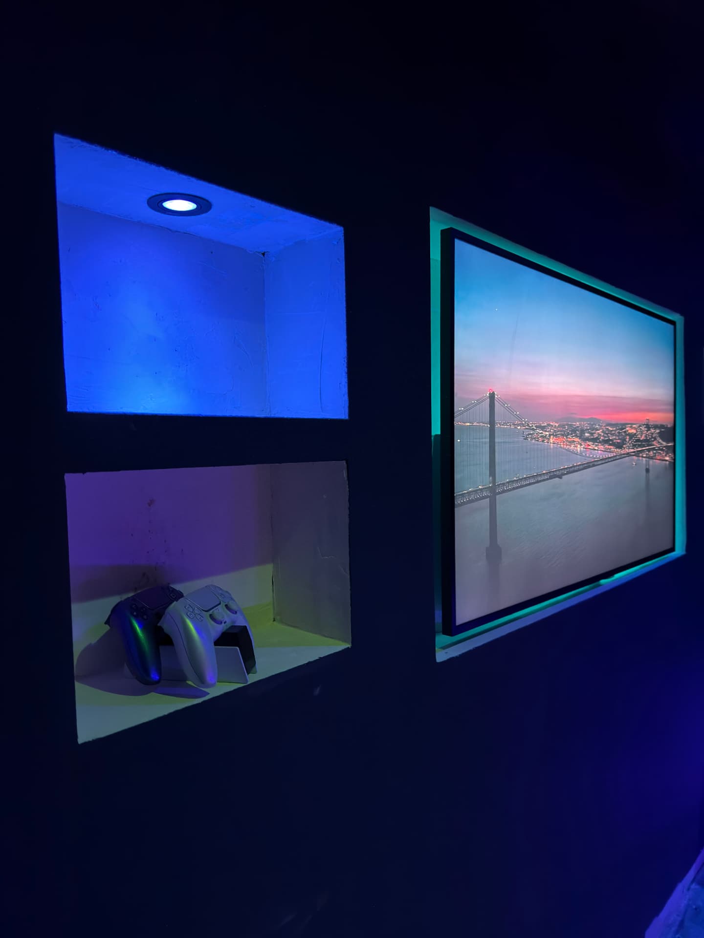 Gaming-Ecke mit Leinwand und Controller-Regal