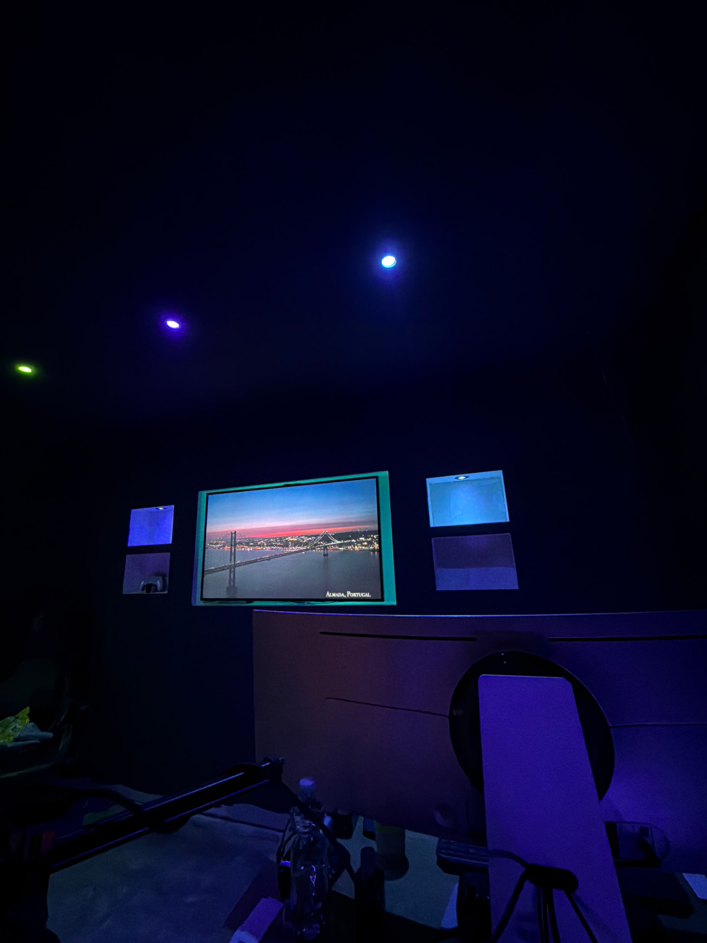 Medienraum mit Leinwand und Regalnischen