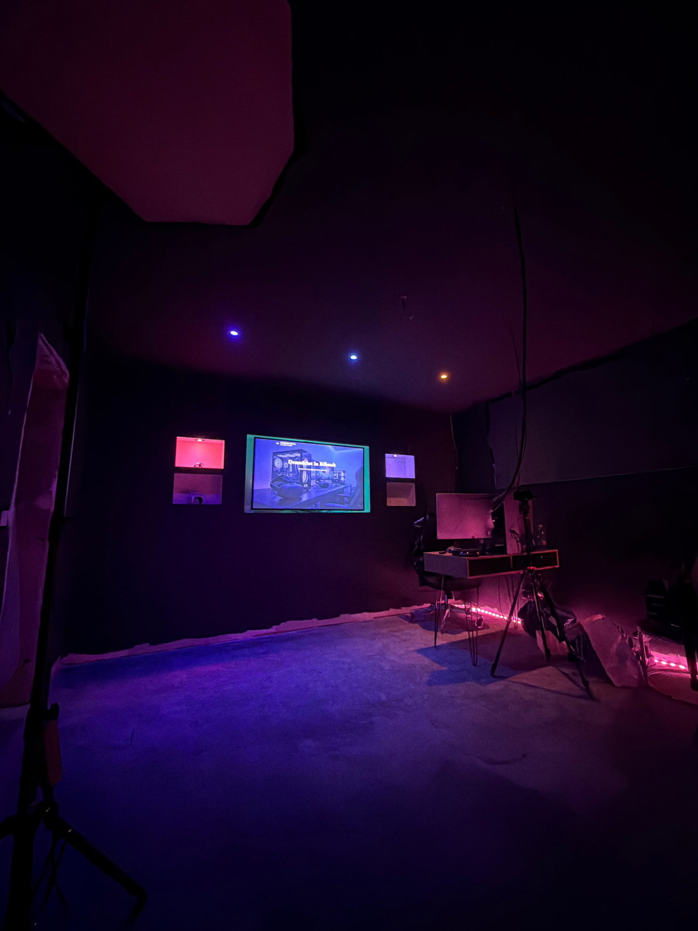 E-Sports-Bereich mit Leinwand und PC-Plätzen
