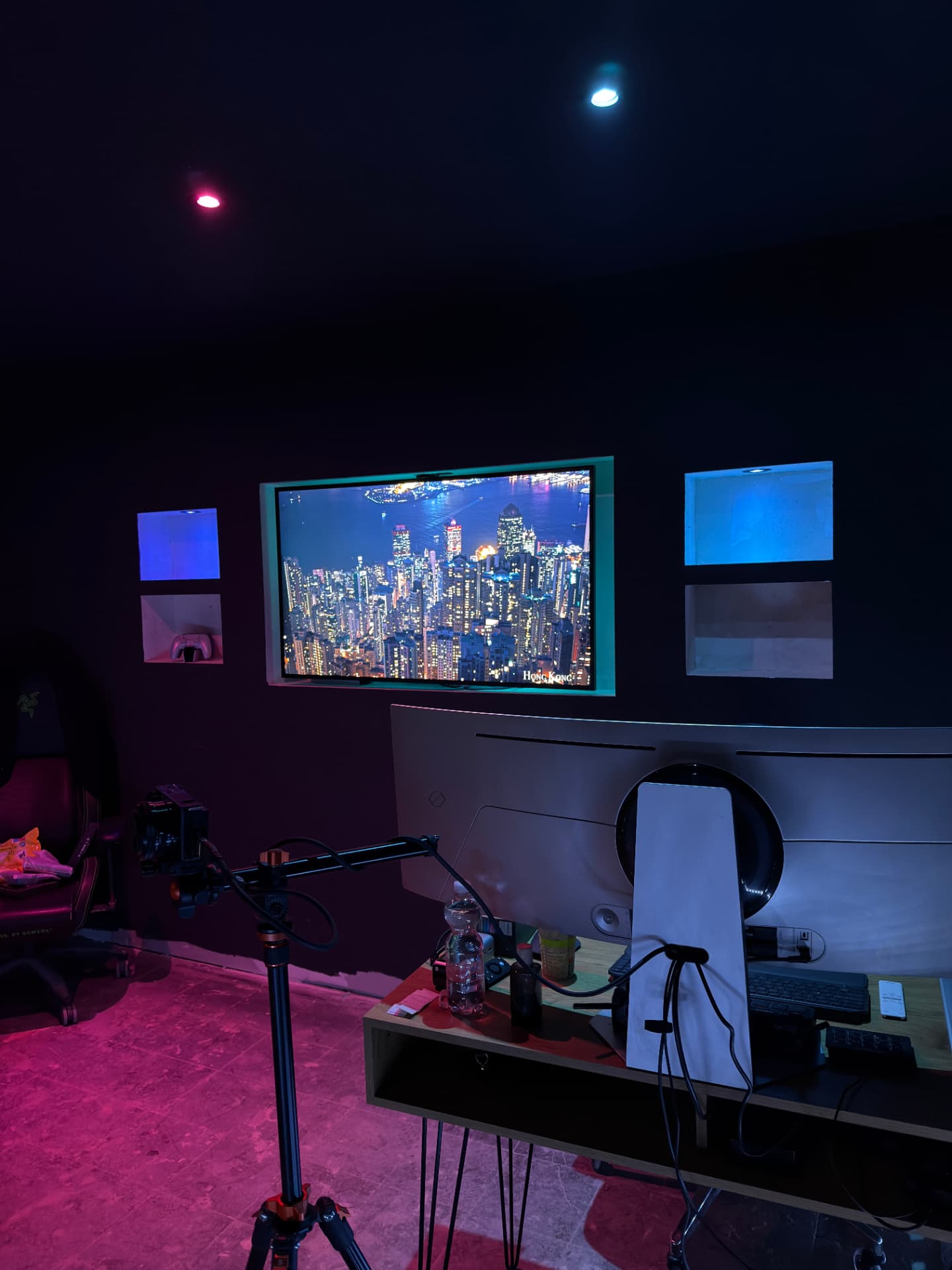 Medienplatz mit Leinwand und Schreibtisch
